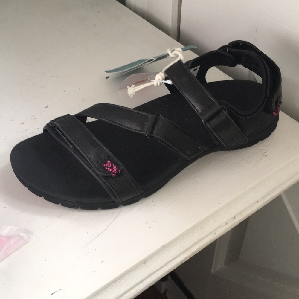 Size 7 Maya Black New Balance sandals BRAND NEW